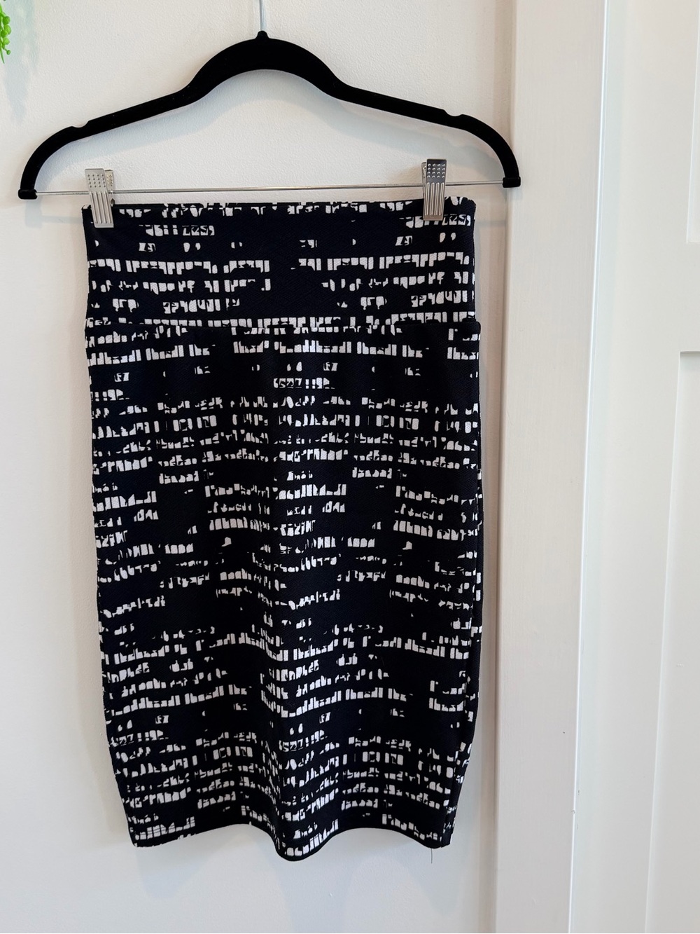 LuLaRoe Black and White Abstract Print Skirt NWOT Size XS